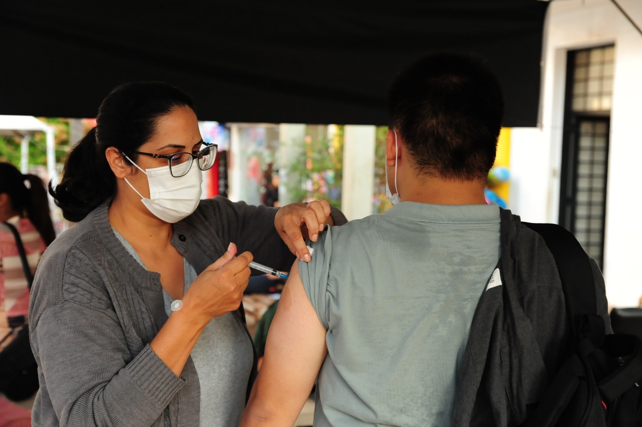 Estância Turística de Barretos vacina população acima dos 18 anos com a quarta dose