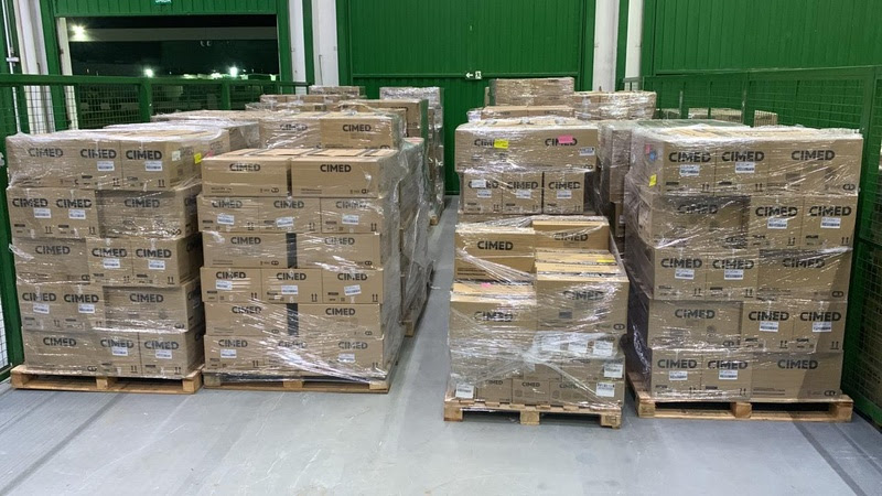 Cimed doa mais de 4 mil caixas de remédios para a Prefeitura de São Sebastião para auxiliar pessoas afetadas pelas chuvas