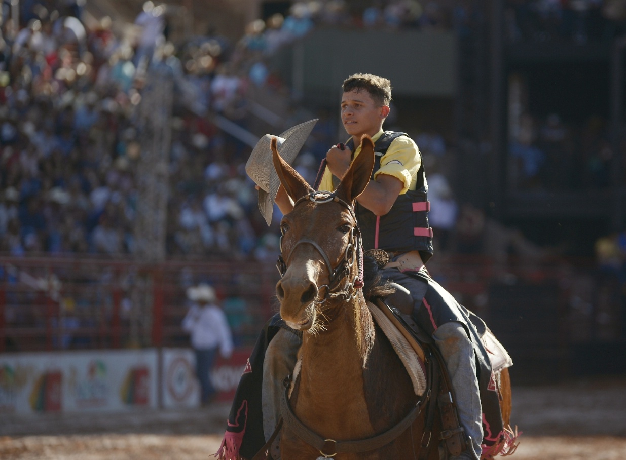 Paranaense vence todos os touros e é revelação no Rodeio Júnior no Barretão 2019