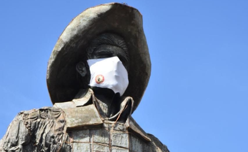 Monumento do Parque do Peão, em Barretos, ganha máscara para incentivar proteção contra coronavírus