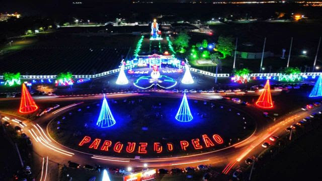 Equipe de montagem da decoração natalina do Parque do Peão comemora reconhecimento do público