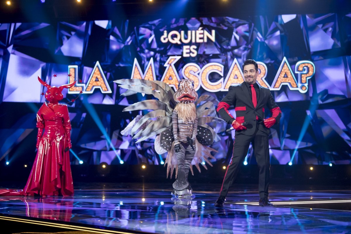 Celebridades cantam mascaradas em programa do México