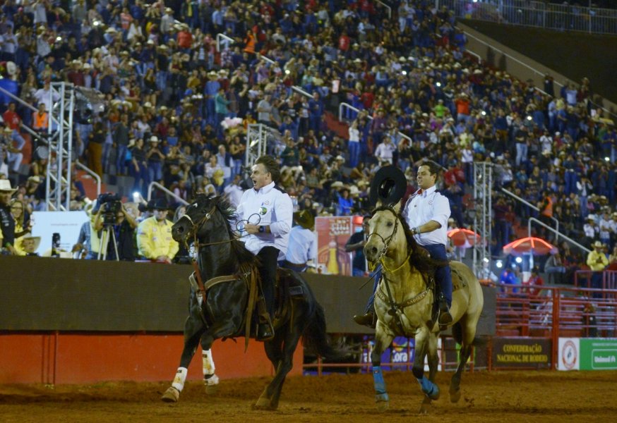 Bolsonaro assina decreto regulamentando rodeio em visita à Festa do Peão de Barretos