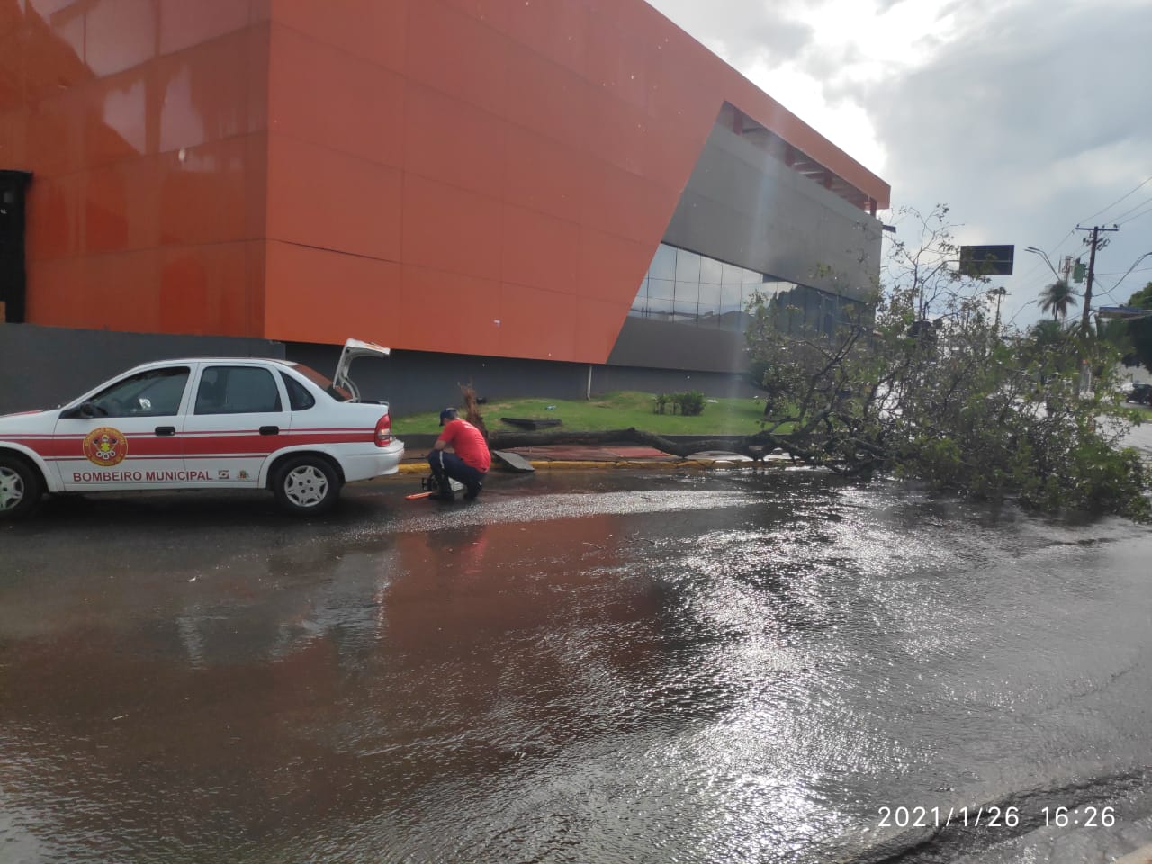 Defesa Civil de Barretos realiza ações e atendimentos após vendaval de terça-feira