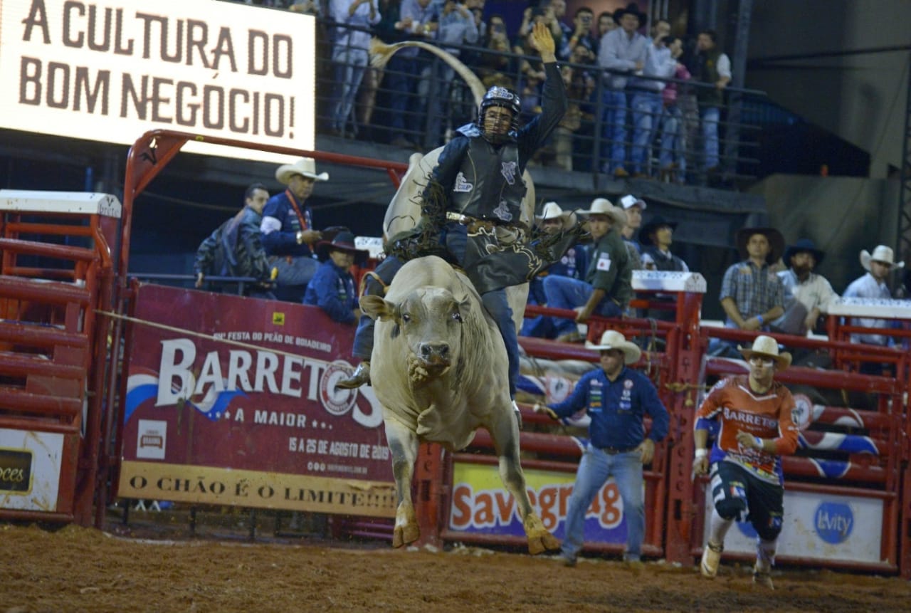 Brasileiros seguem dominando montarias no 27º Barretos International Rodeo