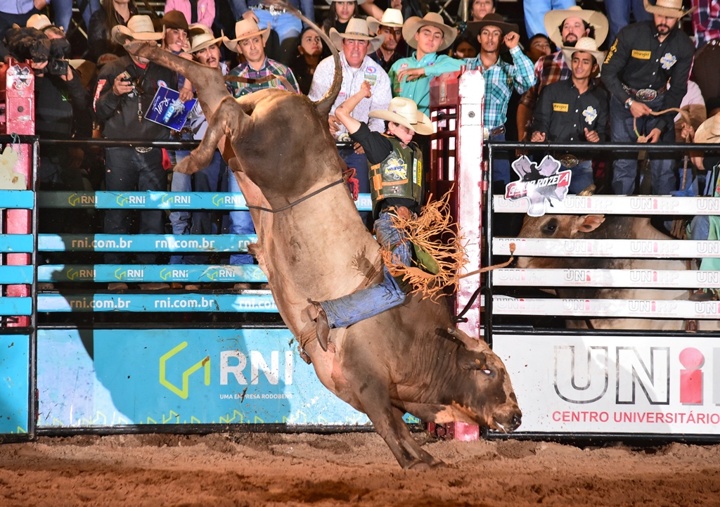 Terceira noite do Country Bulls é marcada pelas montarias